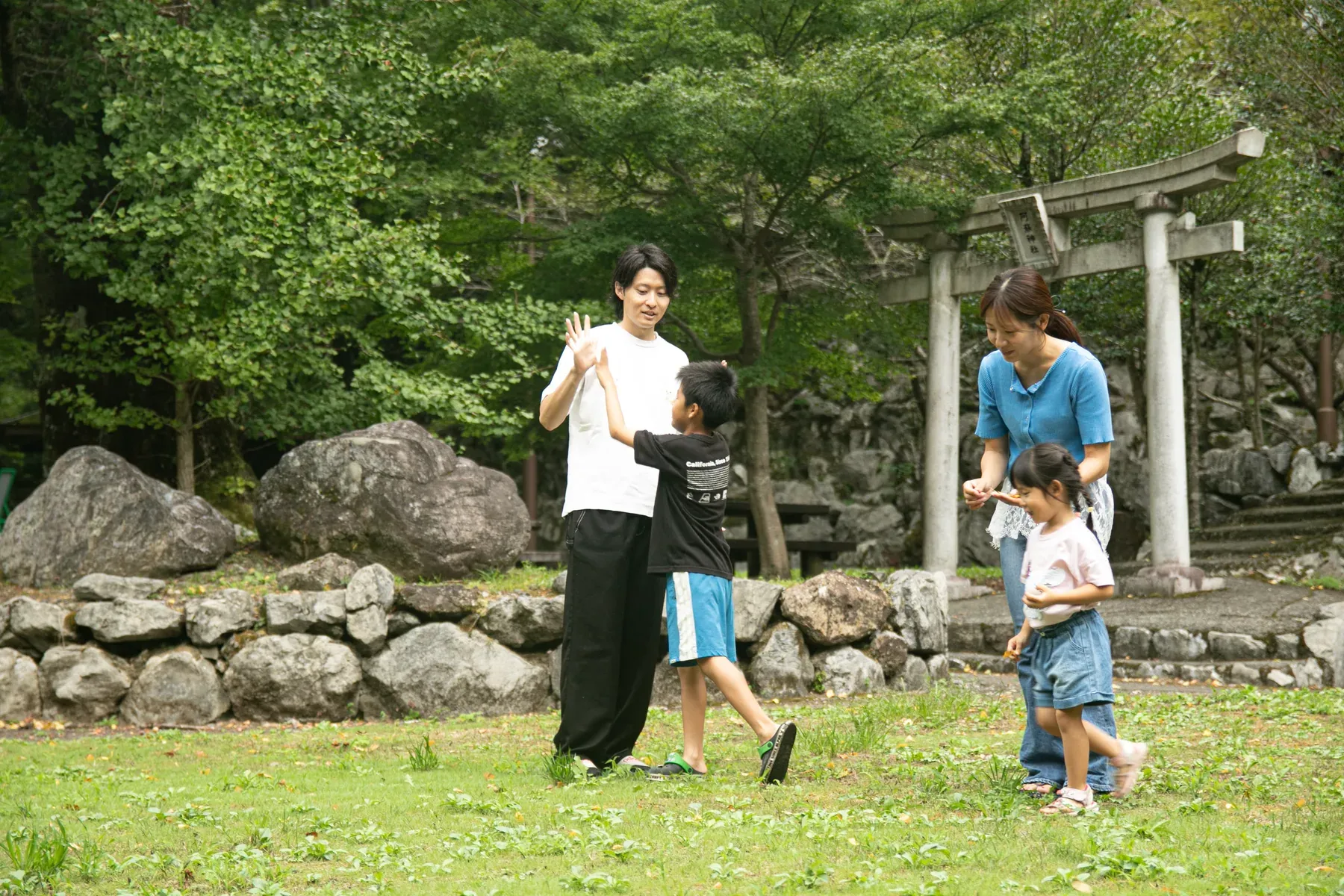 五木村の自然の中で、親子一緒に外遊びを楽しむ家族