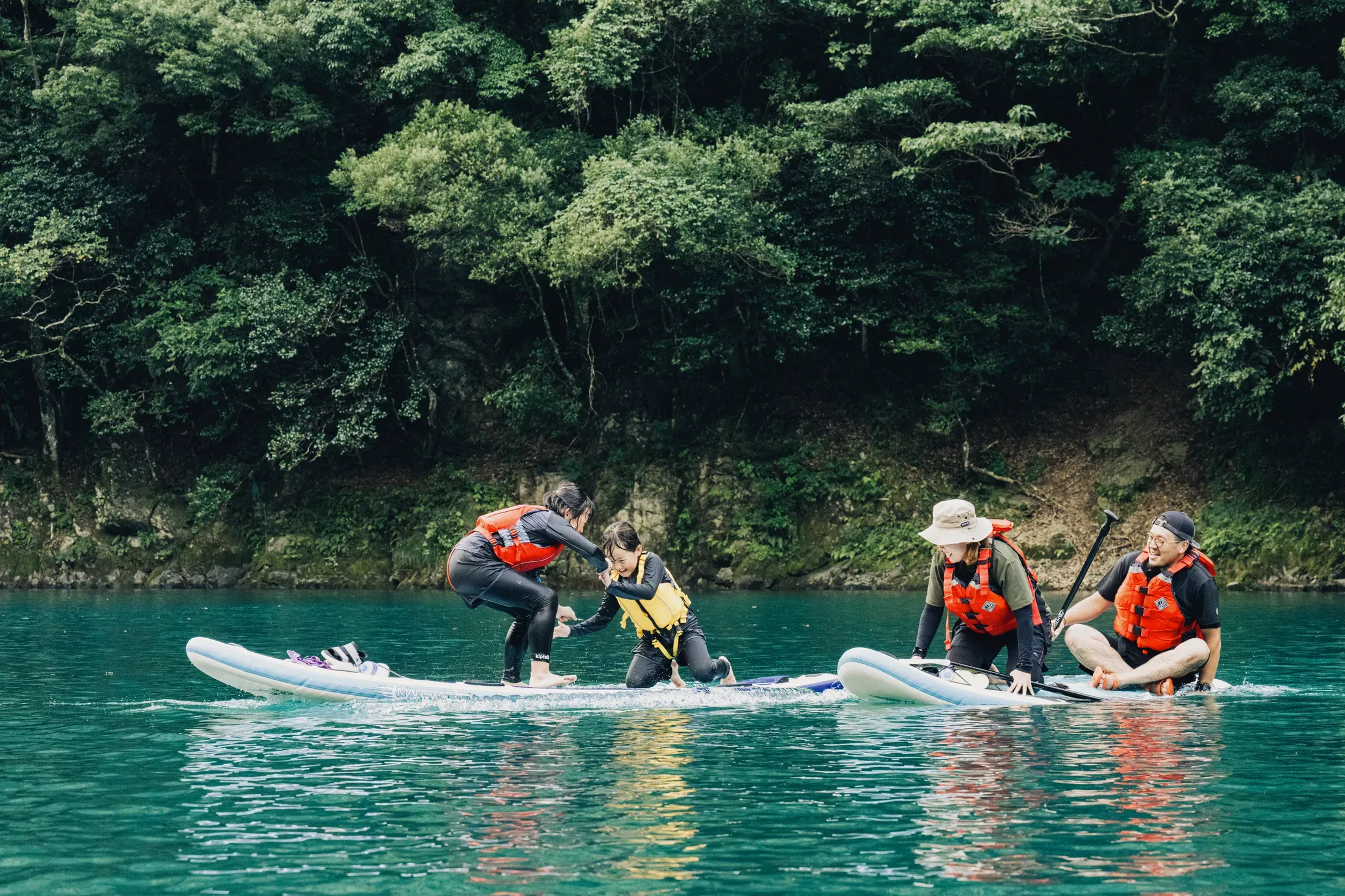 五木村の水辺でSUPを楽しむ親子