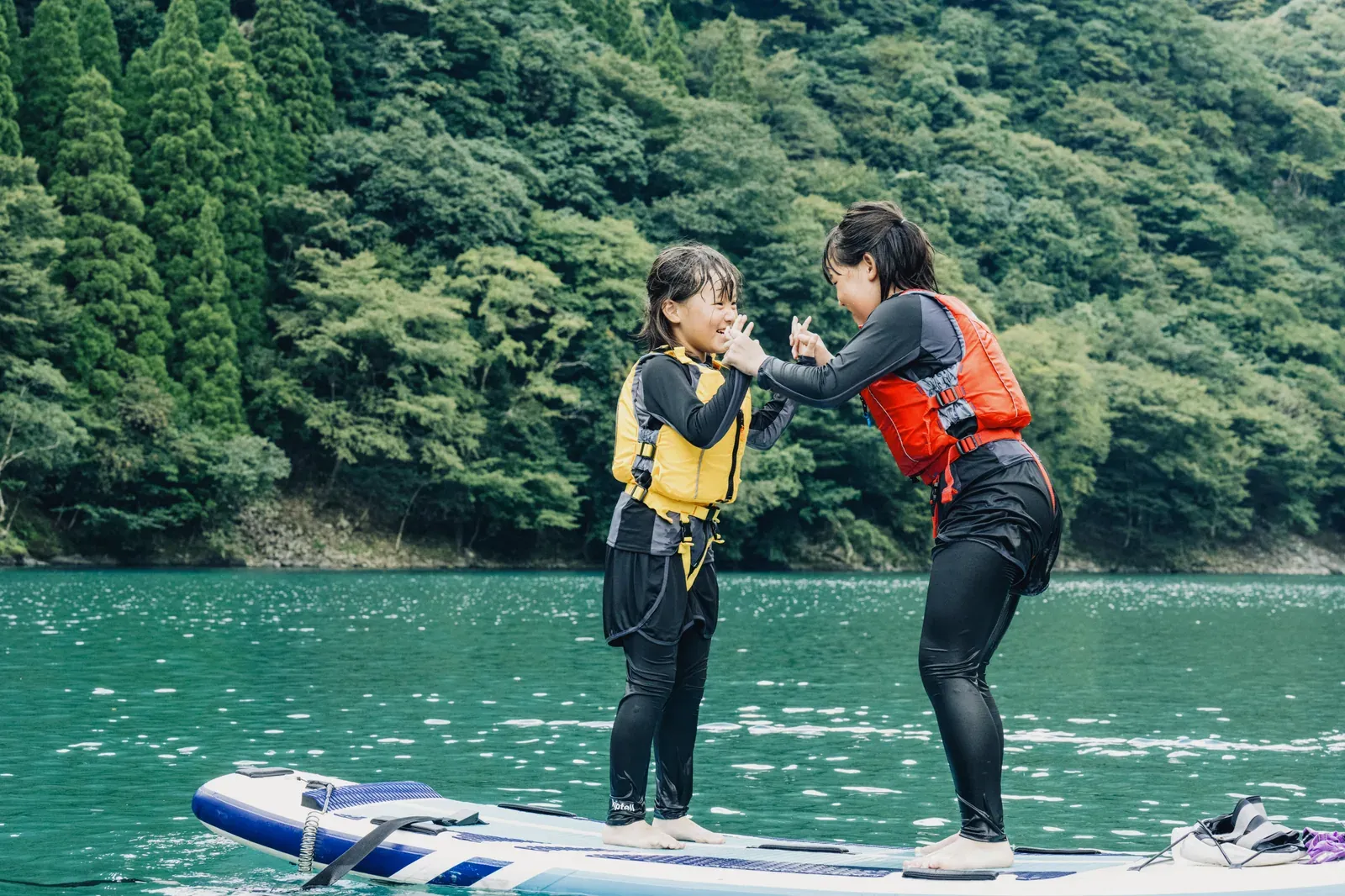五木村の水辺でSUPを楽しむ親子