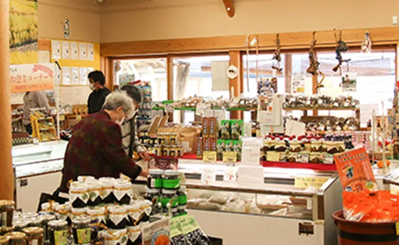 道の駅 子守唄の里五木の店内に並ぶ特産品