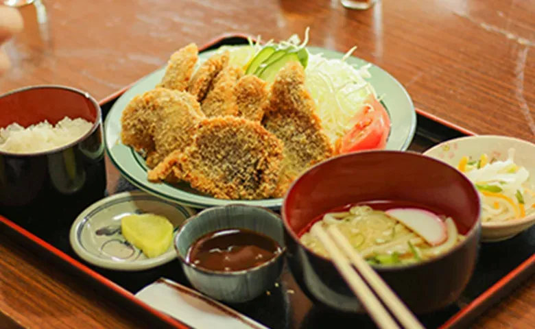 山里で提供される鹿カツを使った定食